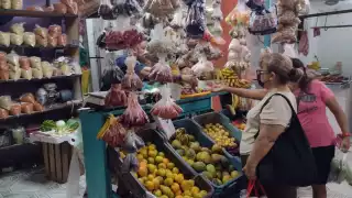 El ingrediente primordial es el pollo de patio, qué entero puede llega a superar los 250 pesos