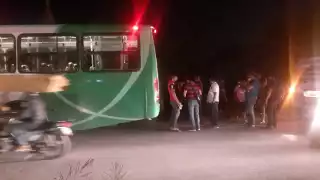 Los pasajeros tuvieron que ser bajados del camión para que abordaran otro