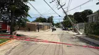 Camión cervecero sin frenos destruye poste y arrolla a motociclista en Campeche
