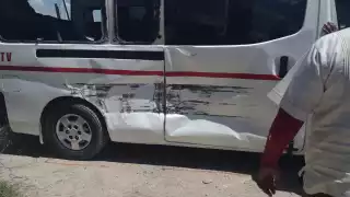 La combi resultó con un fuerte golpe en el lado derecho, ocasionando que los vidrios estallaran