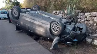 El auto volcó rumbo al municipio de Baca