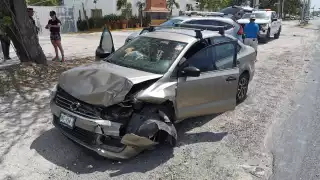 Se registra fuerte choque entre dos vehículos en la avenida Isla de Tris, Ciudad del Carmen 