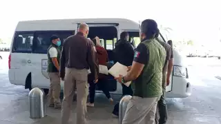 Los arrestados fueron escoltados hasta la puerta de la terminal