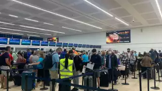 Los pasajeros recriminan a Aeroméxico de no dar soluciones directas al problema de cancelación de vuelos en Cancún