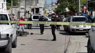 La emboscada ocurrió a plena luz del día, en la que, hasta el momento, una mujer se encuentra con vida