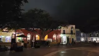 El parque luce en total oscuridad, lo que provoca que pocas personas permanezcan en él