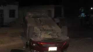 El auto quedó totalmente de cabeza