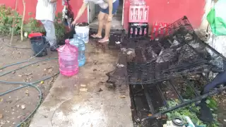 Vecinos ayudaron a la mujer sofocar las llamas, luego de que el menor tiró el cerillo a la cama