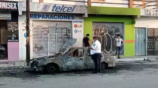 Taxi termina calcinado tras corto circuito en la Región 220 de Cancún