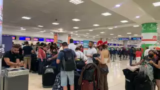 Los pasajeros del vuelo cancelado están a la espera de las indicaciones de Aeroméxico para su salida de Cancún