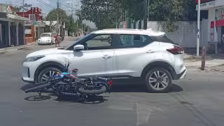 El motociclista resultó ileso, pero su unidad presentó daños materiales