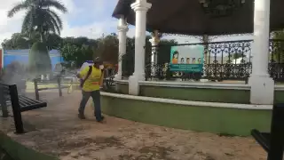 Personal de Protección de Civil, bajo protocolos sanitarios del Sector Salud federal, aplicó líquido para sanitizar diversos lugares, incluso automóviles particulares