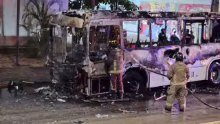 Incendio de autobús en la avenida Tulum causa alarma en el centro de Cancún