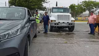 Accidente entre pipa y automóvil genera caos vial  en Carmen