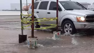 Continúa el problema de rebosamiento en una alcantarilla en la Avenida Rafael E. Melgar