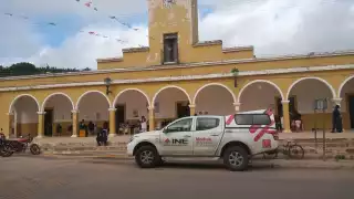 El agredido se encontraba sentado cuando el Edil de Bolonchén, junto a su esposa, intentaron golpearlo