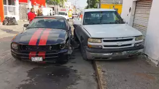 Conductora distraída provoca aparatosa carambola en Ciudad del Carmen y deja una mujer herida