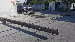Volquete derriba postes de madera en Ciudad del Carmen