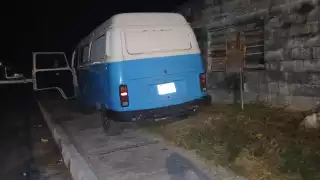 Policía asegura combi en Escárcega tras sorprender a conductor bebiendo alcohol