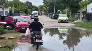 Peligroso bache queda oculto bajo inundación en la colonia Guadalupe de Champotón