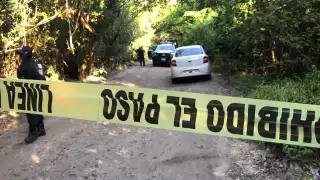 Elementos policiacos acordonaron la zona del hallazgo del cadáver en descomposición de una persona en Cancún