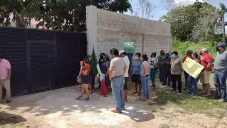 Los trabajadores iniciaron su protesta en frente del Palacio Municipal
