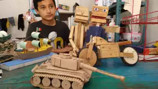 Su padre perdió su trabajo por la contingencia, por lo que decidió hacer estos juguetes para ayudar a la economía familiar