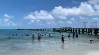 Los turistas llegan al arenal para divertirse y disfrutar en compañía de familiares y amigos