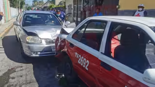 Vehículo foráneo causa carambola que termina con dos personas lesionadas