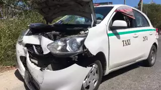 Automovilista choca contra un taxi en Cancún; calculan 45 mil pesos en daños