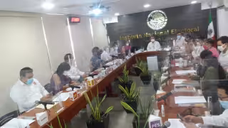 En los municipios de Kanasín, Tecoh, Peto y Tzucacab, hay largas filas debido a la tardía de la apertura.