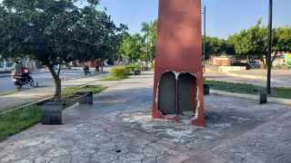 Destrozan obelisco en céntrico parque de Escárcega durante la madrugada