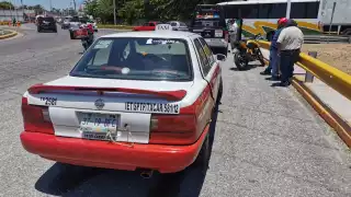 Por ganarle el paso, taxi choca contra un motociclista en Ciudad del Carmen