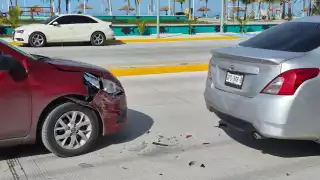 Fuerte colisión por alcance deja cuantiosos daños materiales en Playa Norte de Ciudad del Carmen
