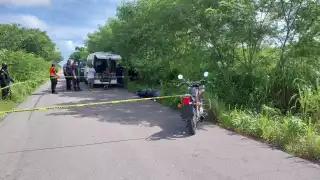 La motocicleta quedó fuera de la carretera junto al joven