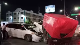 Con apoyo de una grúa, se trasladó a ambas unidades a un corralón