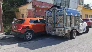 Falla mecánica provoca choque en la colonia Centro, en Ciudad del Carmen