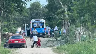 Joven mujer decide salir por la puerta falsa en Playa del Carmen