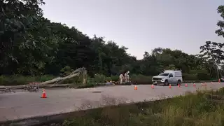 Camioneta impacta y derriba postes de la CFE; accidente deja sin luz zona residencial de Cancún