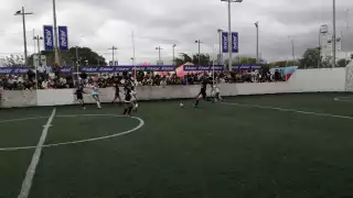 Ni la lluvia ni el mal tiempo detuvieron los partidos de futbol