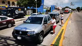 Choque por alcance en avenida Isla de Tris causa congestión vehicular en Ciudad del Carmen