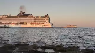 El barco tiene una capacidad para siete mil personas y en su interior cuenta con piscinas gigantes con simulador de olas