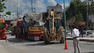 La pesada unidad quedó varada más de una hora