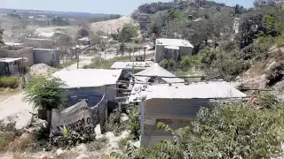 La improvisada vivienda de doña Yolanda da muestra de la necesidad de las personas que la habitan