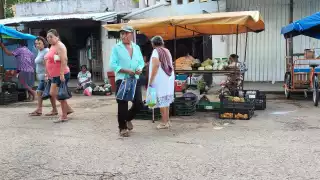 Los comerciantes dicen que las ventas mejoran un poco los fi nes de semana al haber más afluencia
