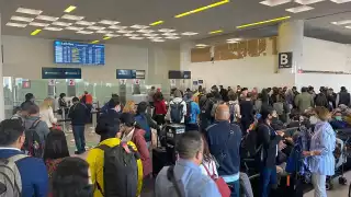 Cerca de ocho vuelos se vieron afectados por el banco de niebla, entre ellos uno a la ciudad de México