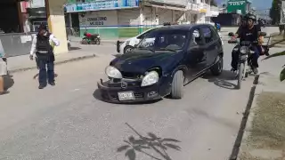 Conductora accidenta a motociclista  tras invadir el carril contrario en Escárcega  