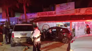 Joven pierde el control de su vehículo y lo destroza en Bonfil