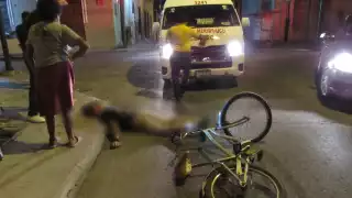 El ciclista quedó inconsciente luego de golpearse la cabeza con la banqueta
