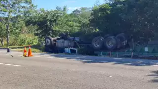 Vuelca tractocamión con cemento en la carretera Tenabo-Pomuch; chofer, desaparecido